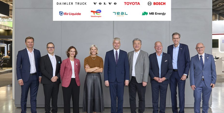 Von links nach rechts: Volker Ebeling - Senior Vice President New Energy, Supply & Infrastructure MB Energy, Nicolas Garnier – CEO TEAL Mobility, Armelle Levieux - Group Vice President Innovation & Technology Air Liquide, Karin Rådström – President & CEO Daimler Truck, Steffen Bilger - Bundesminister für Verkehr, Hiroki Nakajima - Executive Vice President Toyota Motor Corporation, Martin Lundstedt – President & CEO Volvo Group, Markus Heyn - Deputy Chairman Robert Bosch GmbH & Chairman & CEO Bosch Mobility, und Antoine Tournand - Vice President Hydrogen & Gas Mobility TotalEnergies

From left to right: Volker Ebeling - Senior Vice President New Energy, Supply & Infrastructure MB Energy, Nicolas Garnier – CEO TEAL Mobility, Armelle Levieux - Group Vice President Innovation & Technology Air Liquide, Karin Rådström – President & CEO Daimler Truck, Steffen Bilger - Minister of Transport, Hiroki Nakajima - Executive Vice President Toyota Motor Corporation, Martin Lundstedt – President & CEO Volvo Group, Markus Heyn - Deputy Chairman Robert Bosch GmbH & Chairman & CEO Bosch Mobility, und Antoine Tournand - Vice President Hydrogen & Gas Mobility TotalEnergies